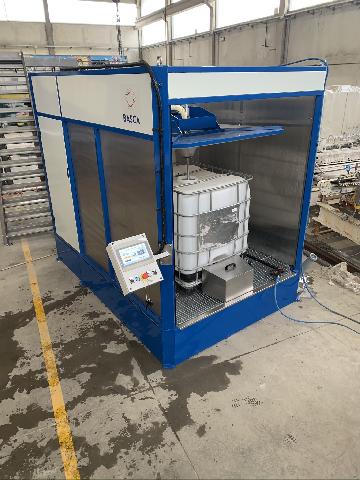 IBC and mixing vessel cleaning machine