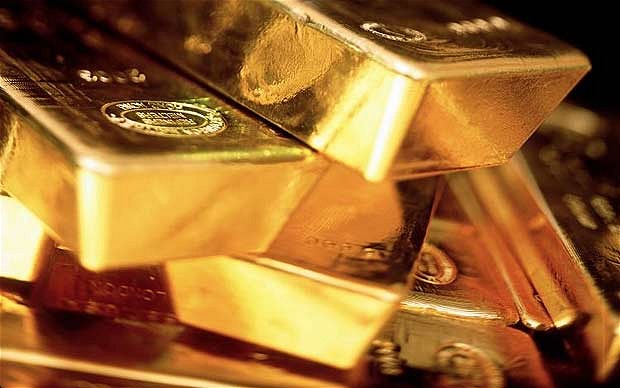 Gold falls 1.5 pct on stronger equities, stop-loss selling